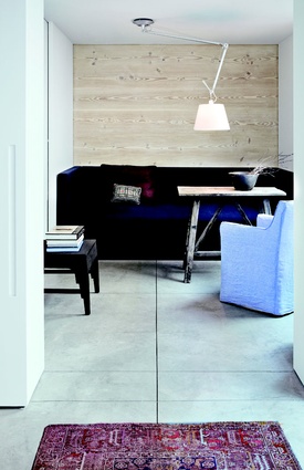 Denisen floorboards were installed on a wall, as well as on the floors, to lend continuity to the décor.