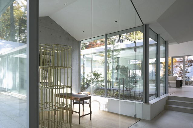 The courtyards form a microcosm of light, air and nature and also connect interior spaces 
with the sky. 