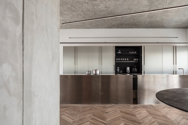 Axelrod Architects has made the scheme in the kitchen appear all the more dramatic by keeping it relatively pared back and minimally furnished. 