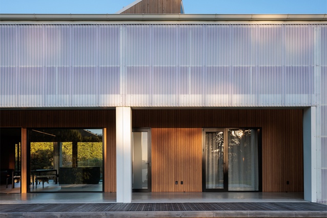 The outer structure is modelled on the woolshed on the station and is covered in a light-emitting corrugated FRP to the exterior and a smooth sheet of Lexan to the interior.