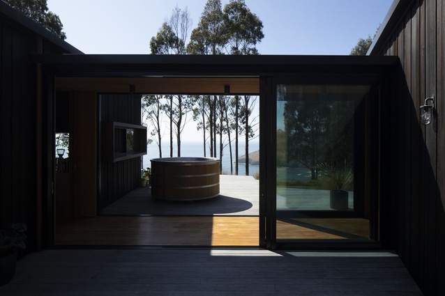 When arriving, a glimpse of the views that lie beyond is available through the glazed corridor that connects the two parts of the house.
