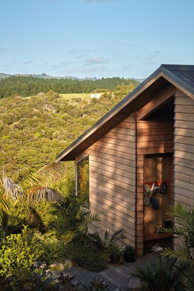 Oiled cedar weatherboards clad the exterior of the home, complimenting the clean and elegant aesthetic.