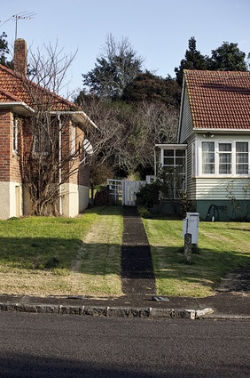 Court Crescent, Panmure, Auckland. “Fences were discouraged at the front to maintain the Garden City ambience and to reduce clutter.”
