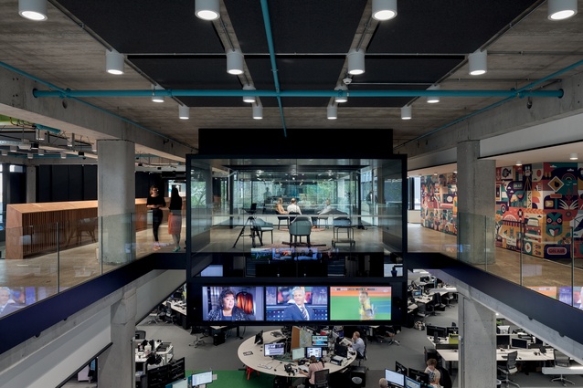An atrium links the east and west buildings, a space which also provides connectivity to the newsroom through a series of bridges, galleries and voids, without interrupting or compromising operations.  