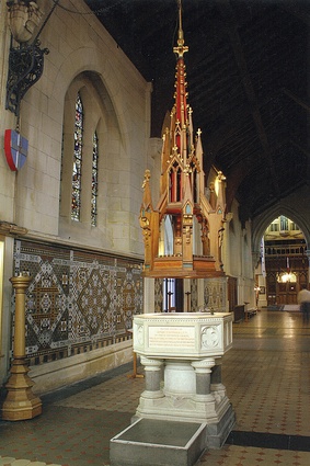The font, made of white and grey local stone, was a memorial to Captain Owen Stanley of HMS Britomart, who did not secure the South Island for the British Empire. Its elaborate wood cover, added in 1892, was carved by Christchurch’s Andrew Swanston.