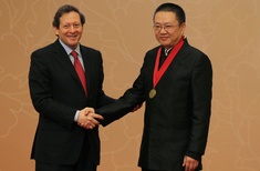 Wang Shu presented with Pritzker Prize