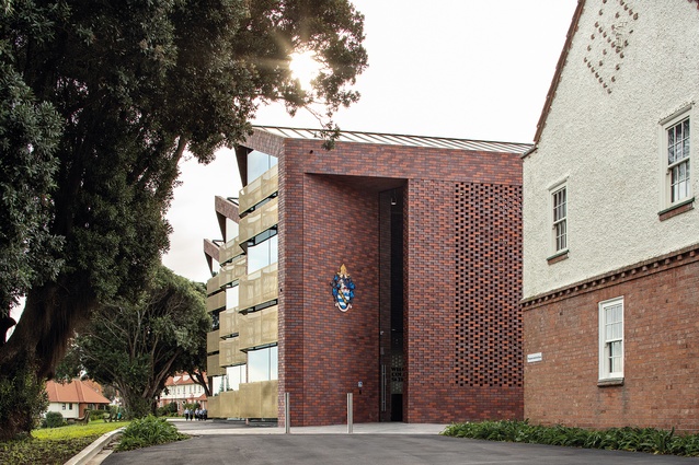 The new Administration Building’s entrance porch is formed by a double-height, angled brick wall, made up of a carefully selected mix
of bricks.