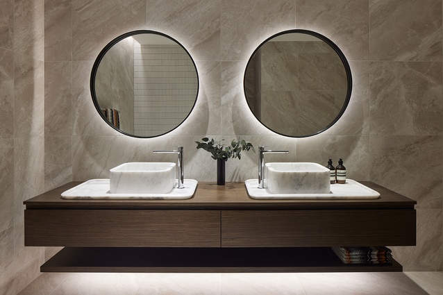 Curves reappear in the bathroom’s circular fittings.