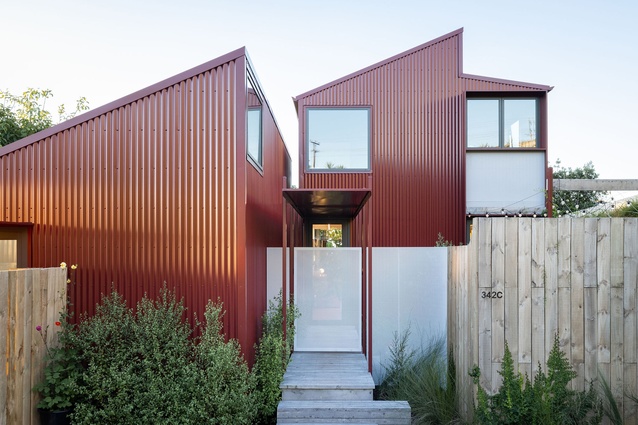 House on a Hill by Stufkens and Chambers Architects.