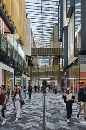 Commercial Bay’s east–west laneway is open 24x7: 95m-long, 6.2m-wide, three-storeys-
high of covered public space. 