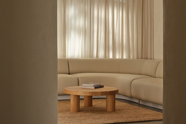 A custom-designed feature banquette, created in collaboration with Tim Webber, anchors the waiting area — offering comfort while subtly defining and enhancing the space.