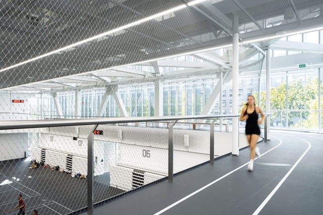 The black track as a mezzanine runs rings around Sports Hall 1 with its matt black reconfigurable floor. 
