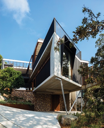 The house’s unusual, angular form echoes that of the headlands at the nearby beach.