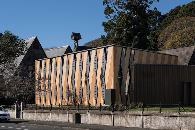 The patterning and structure of the whare is designed to reflect the two peoples (Ngāti te Whiti and pākehā) and an intention of reconciliation.