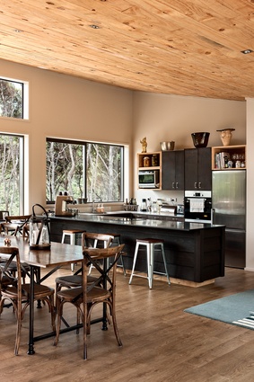 An interior palette of complementary tones creates a refined rustic feel perfectly attuned to the bush-clad site.