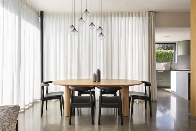 Pendant lights over the dining table are OLLO Seven Grey Cluster from Soktas and feature hand-blown glass shades.