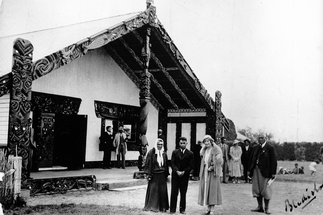 Te Puea Hērangi, Korokī, the fifth Māori king and Lady Bledisloe are pictured outside Māhinārangi, Tūrangawaewae marae
in Ngāruawāhia in 1935.
