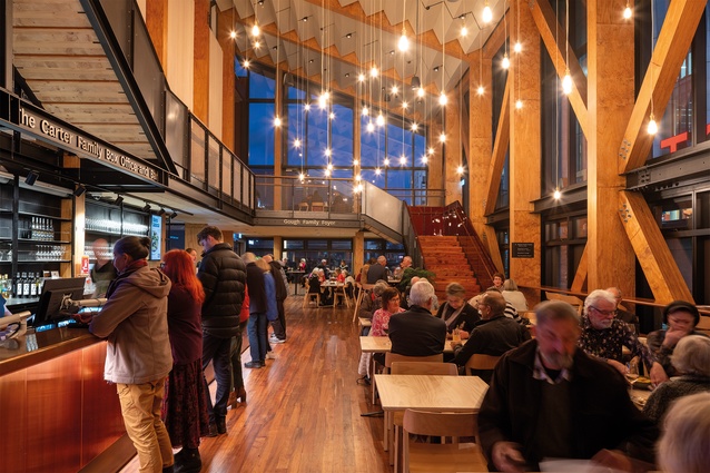Like a local pub, the building’s inviting front-of-house atmosphere establishes a community living room to be occupied throughout the day and well into
the night.