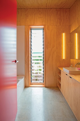 Bathroom by Bonnifait + Giesen Atelierworkshop Architects.