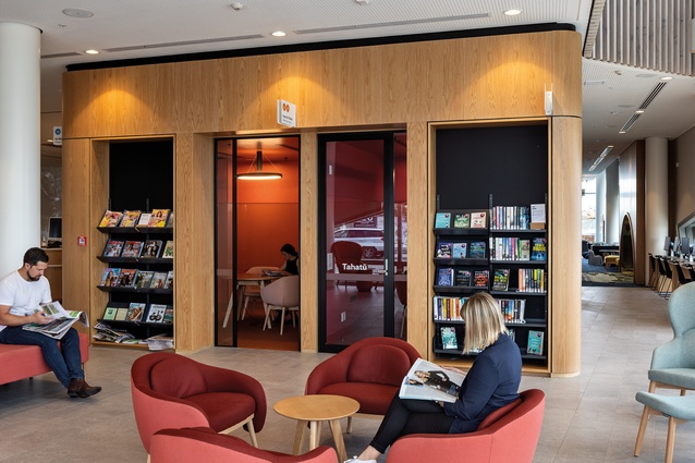 A casual library reading area has small meeting rooms behind. Beyond is the sensory
nook and tamariki space.