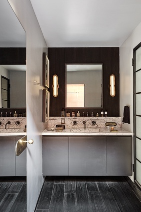 Unlike other rooms, which are brazenly idiosyncratic, the bathroom is characterised by a softer aesthetic and includes <a 
href="https://ecc.co.nz/lighting/indoor/wall-mounts/contemporary/circuit-wall"style="color:#3386FF"target="_blank"><u>Circuit sconces</u></a> by Apparatus (available from ECC).