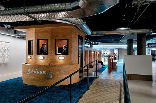 The Boat in Airbnb San Francisco has space for quiet work and for meetings.