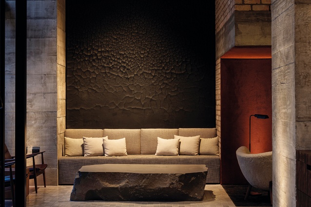 Artist Alan Drayton’s dramatic black textured wall is on the lobby’s eastern wall.