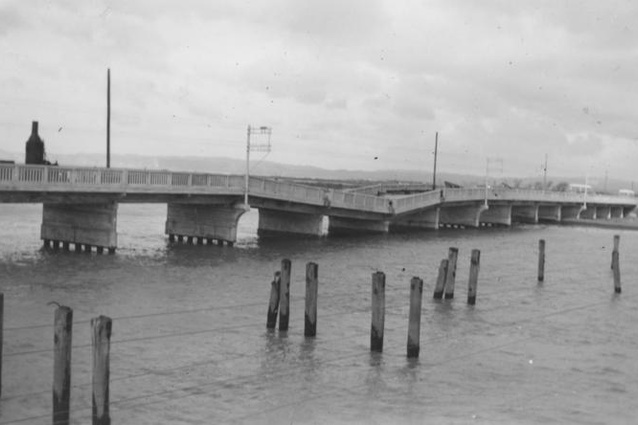Flood damage to the Waitangi Bridge near Napier in April 1938.