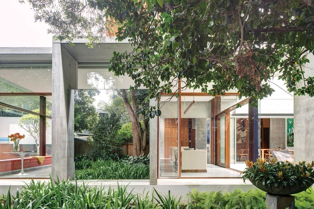 A section of mirrored glass on the eastern facade visually extends the limits of the garden