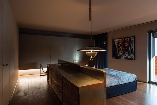 Brass, varnished iron and glossy lacquering give the rooms a degree of metallicity.