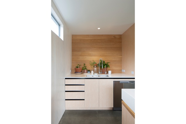 Timber floorboards left over from the contractor’s previous job provided a creative
splashback solution for the kitchen sink area. 