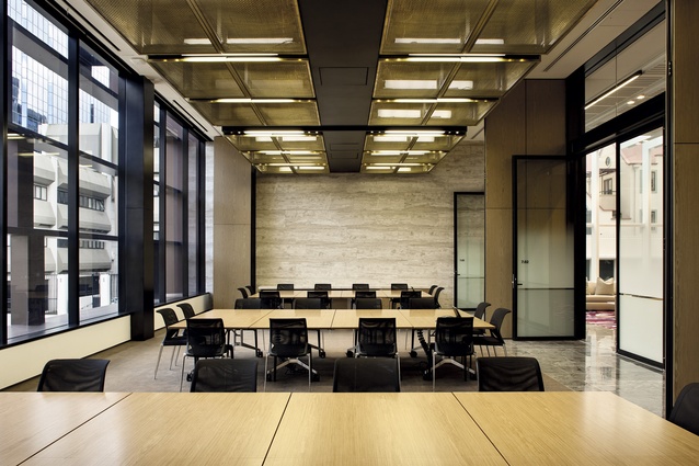 The executive meeting rooms at the top of the tower enjoy panoramic views to the north, enhanced by a curved perimeter and a core that is pushed to the south of the plan.