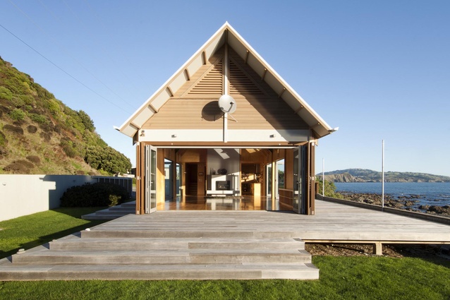 Simple open-plan living, accessible on three sides of the Boathouse, creates a sense of shelter in close connection to the environment. 