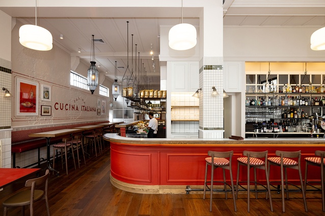 At Farina Ponsonby by Izzard Design, an open kitchen creates a theatrical backdrop to the dining experience while various seating options and zones cater to the differing wants and needs of diners.