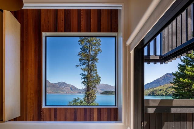 The house is located on the road to Glenorchy, within a stone’s skip of Lake Wakatipu.