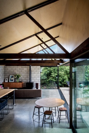 The roof pitch of the new pavilion mirrors that of the original bungalow, creating height and volume, accentuated by the trusses spanning the space. 