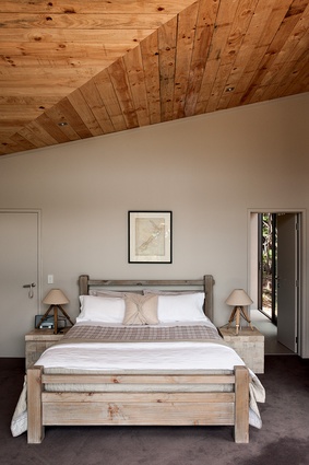 The inverted truss form of the roof has been expressed in the ceiling treatment of the main bedroom.