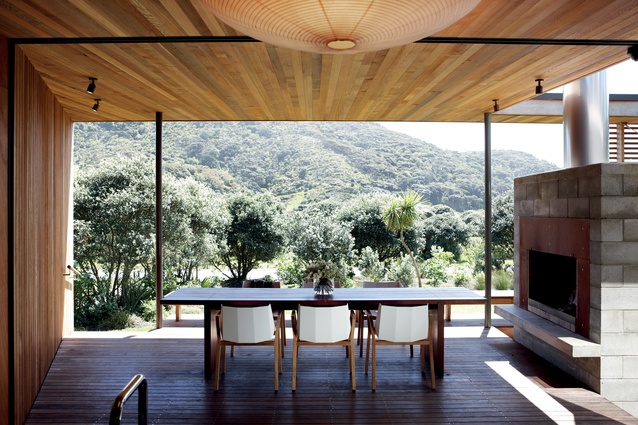 The ‘dining room’ is placed on the deck, encouraging a rethink of the traditional distribution of spaces.
