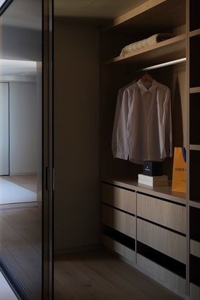 Space-saving and stylish inbuilt wooden veneer cabinetry provide a seamless and easy-assess wardrobe solution.