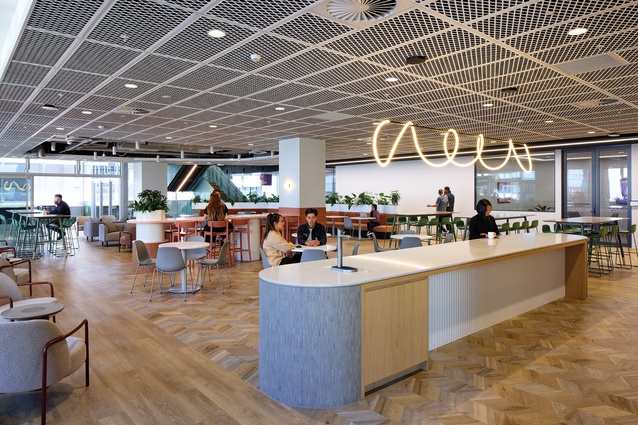The communal kitchen and breakout
area features sliding doors that connect
to the outdoor terrace. Central to every
floor is a large, flexible space, designed
for teams to come together and
collaborate, each with unique colours
to reflect the cultural narrative.