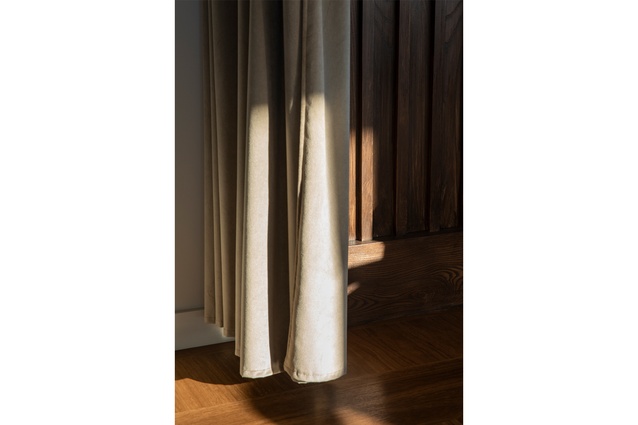 <a 
href="https://www.warwick.co.uk/qualities/mystic-3?id=107908"style="color:#3386FF"target="_blank"><u>Mystic Putty</u></a> drapes hang at the entry to the private dining room.