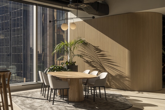 Designed by STACK Interiors, the new Qantas head office in Tāmaki Makaurau is a refined, experience-led workplace that blends premium design with strategic functionality. 