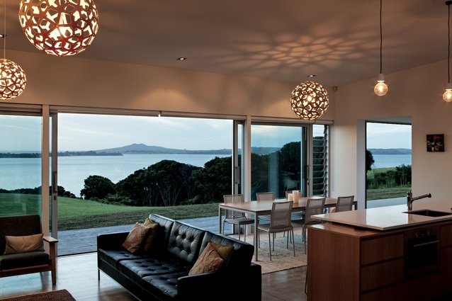 Waiheke House. Expansive glazing on the western façade opens the house to the view and facilitates solar gain.