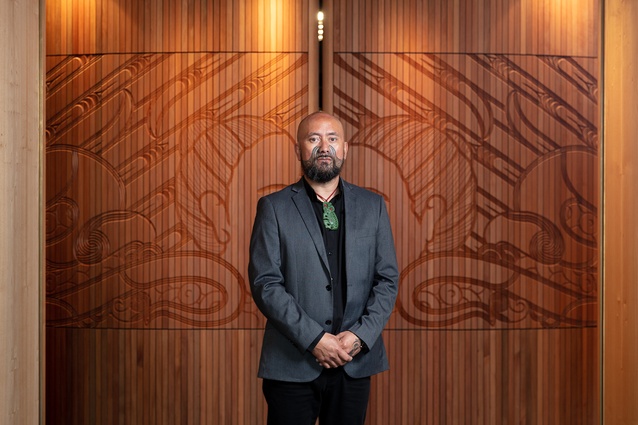 Artist Graeme Tipene (Ngāti Whātua, Ngāti Hine, Ngāti Manu, Ngāti Kahu, Ngāti Haua) in front of <em>Te Tatau Kaitiaki</em>.
