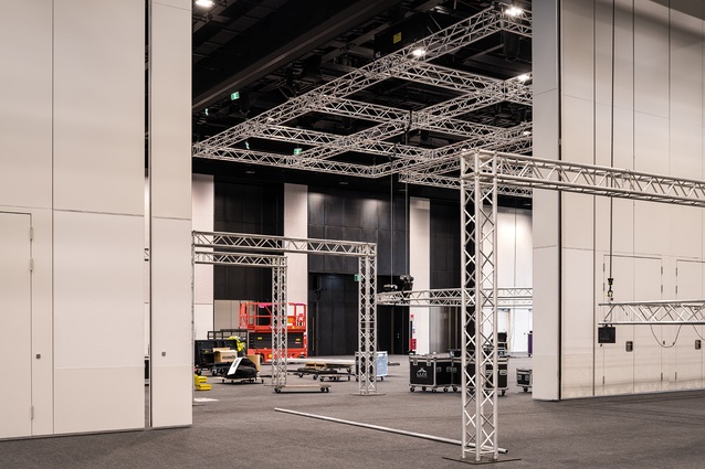 The 6700m<sup>2</sup> exhibition hall is capable of multiple configurations. Lifts transport loading trucks from the basement car park.