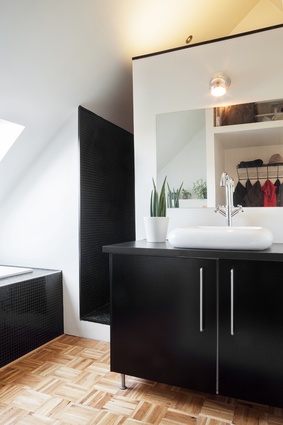 Like the kitchen, the bathroom plays with strong contrasts.