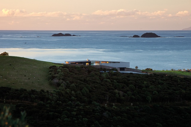 Kororā House: The house is built on a ridge stretching between Auckland’s Hauraki Gulf and the pastoral landscape of Waiheke Island.