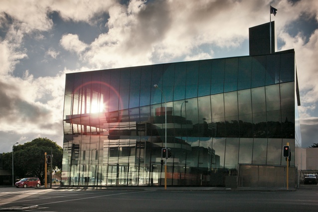 <a href="http://architecturenow.co.nz/articles/anvil-building-by-patterson-associates/" target="_blank"><u>Anvil building</u></a>, Auckland by Patterson Associates. The faceted glass skin is highly reflective, creating a turbulent mirror.
