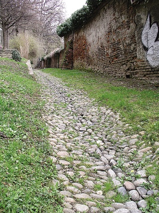 Light-touch landscape examples from Europe: a stone path with a river-bed aesthetic.
