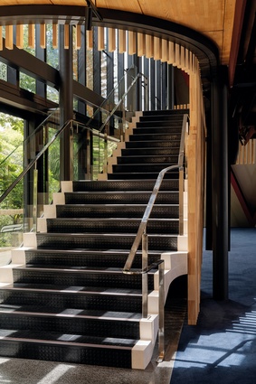 A staircase to the mezzanine floor, with its palisade-like balustrade, provides access to a second meeting space.